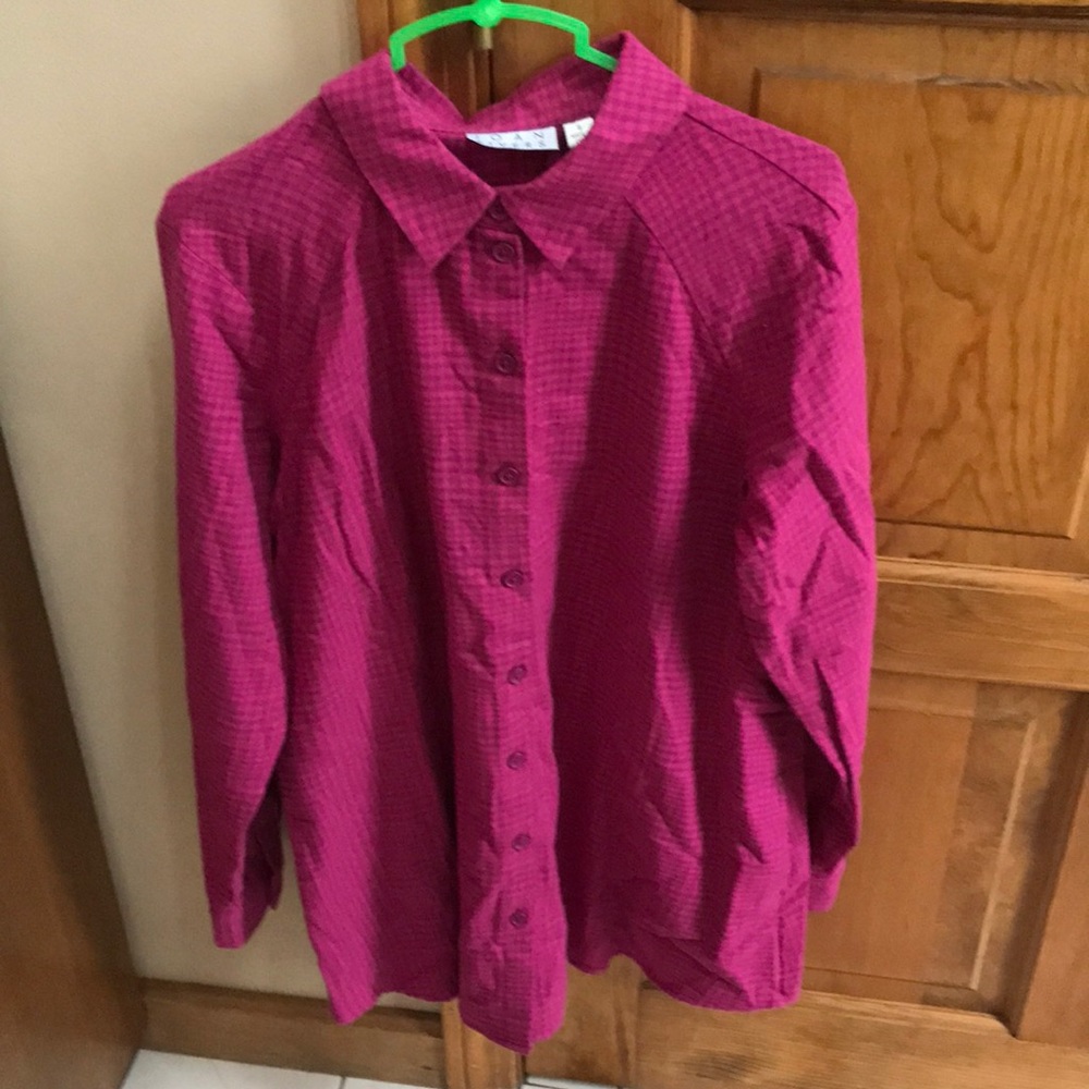 Joan rivers button down flannel shirt ladies size small. Color fuchsia